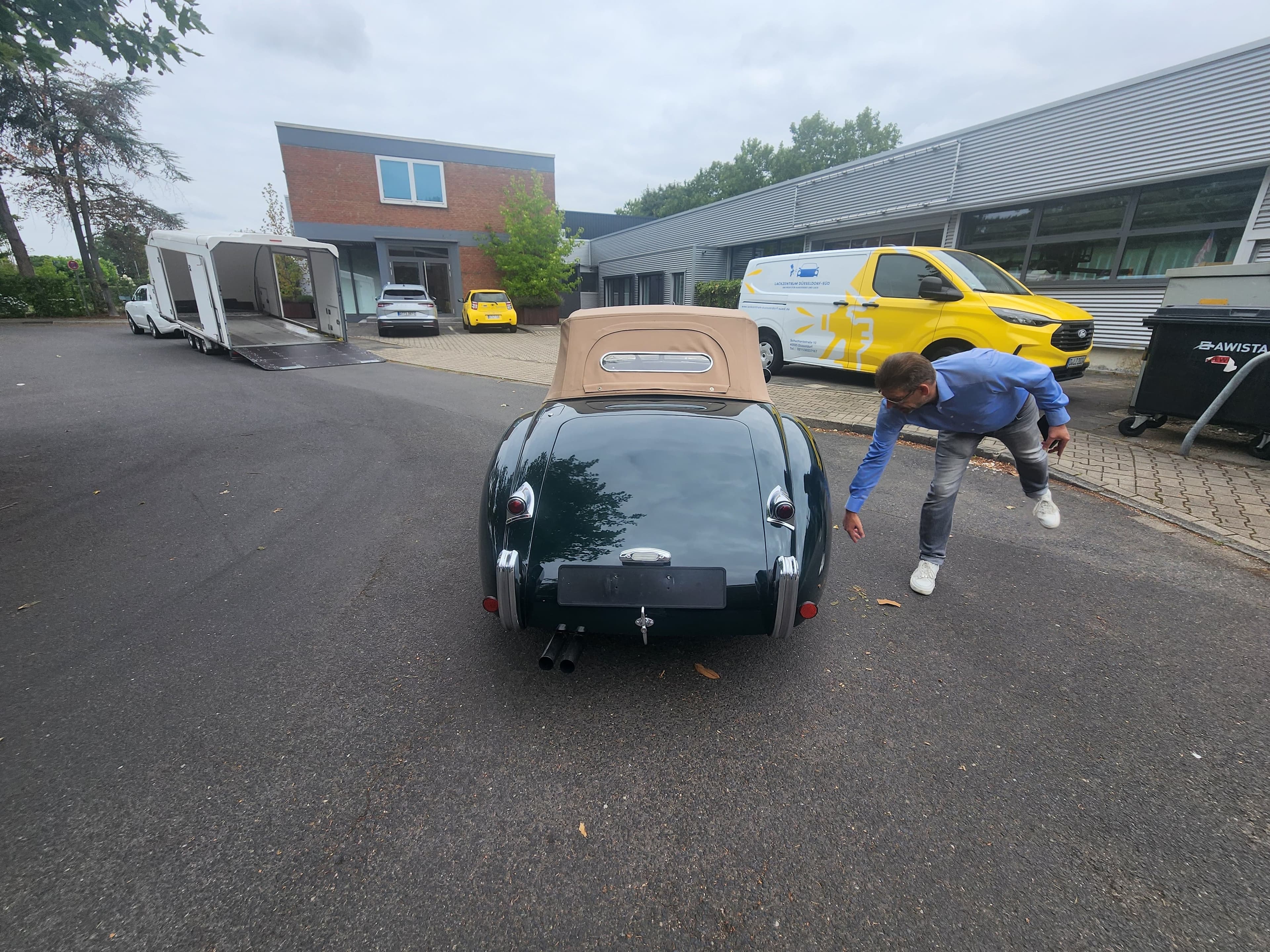 Jaguar XK120 being loaded